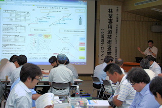 図面の見方などを説明する佐藤企画官