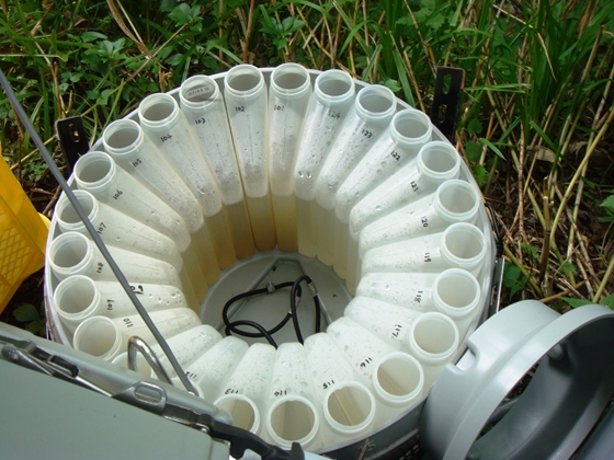 自動採水器の中のボトルの様子