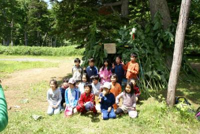 基地の前で記念撮影