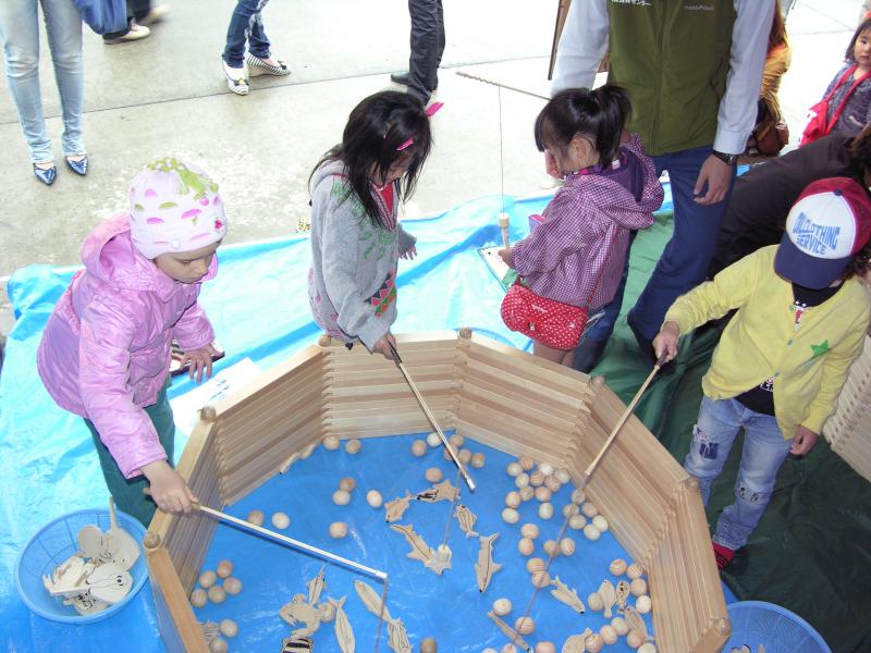 木の魚釣りの様子