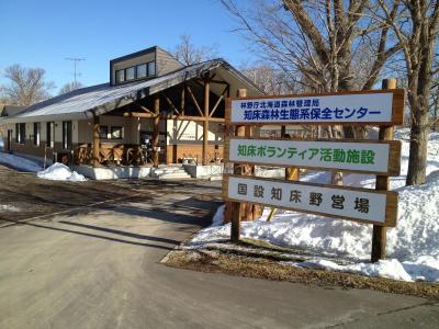 敷地入口から展示施設玄関方向を見る