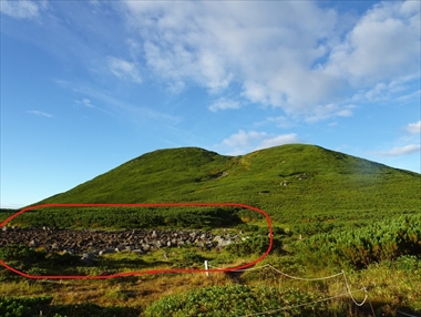 涸れた池と、なだらかなカーブの山