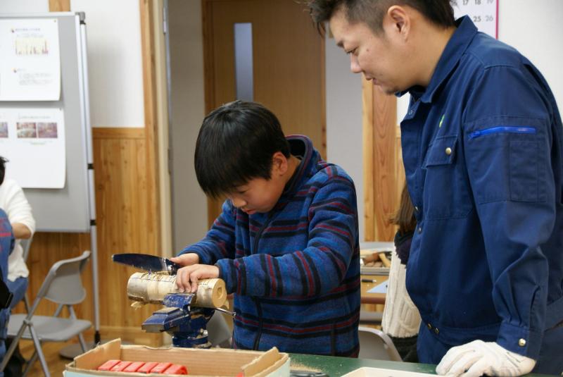 ノコギリで溝を掘る(ギロ)