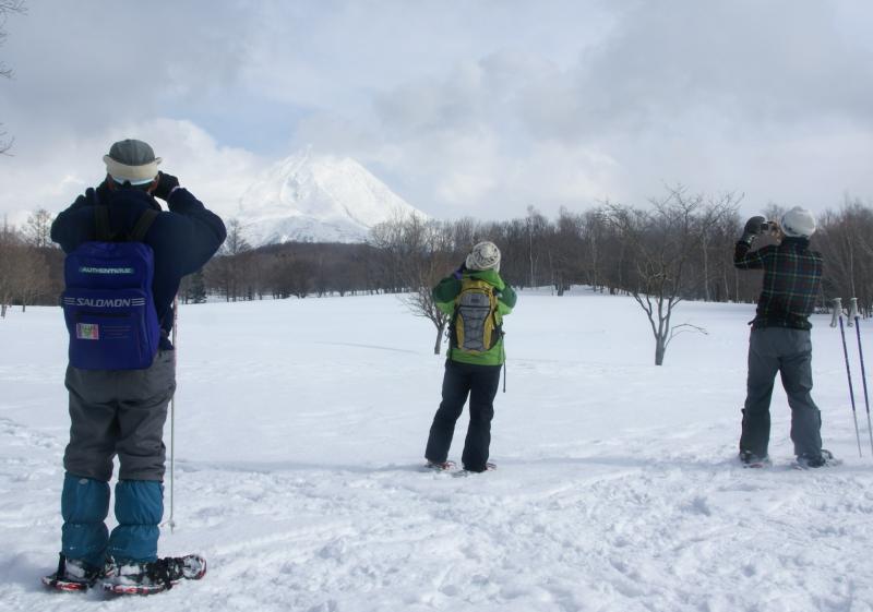 曇り空から顔を出した知床連山