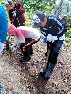 ワナを仕掛ける穴を掘ります
