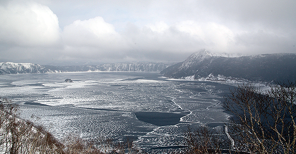 雄大な摩周湖の冬景色