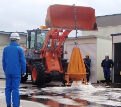 消火バケットから放水