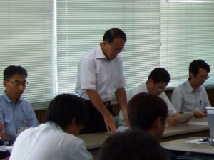冒頭に挨拶をする小原署長