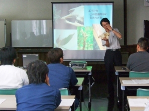 エゾシカの頭蓋骨を使って説明する荻原保全調整課長