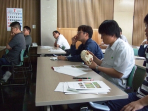 エゾシカの頭蓋骨を手に取って観察する当署職員