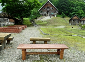 新しいベンチと奥美利河温泉山の家