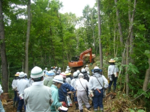 作業路の説明を聞く参加者