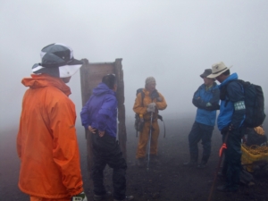 旭岳山頂にて間宮岳方面の登山者への誘導方法について協議