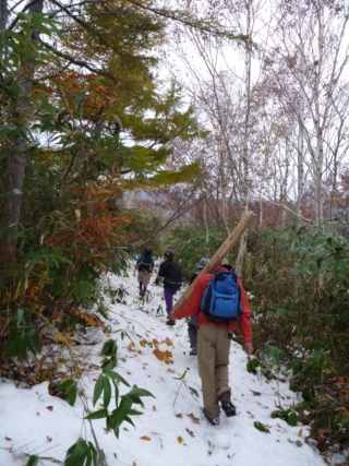 うっすらと雪のかぶった登山道を行く