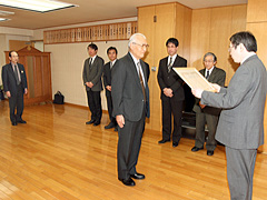 山崎（※）局長から感謝状を受け取る北海道林業技士会の松浦会長