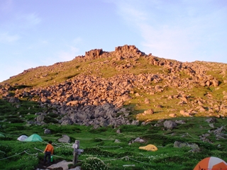 夕日に染まるトムラウシ山頂