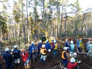伐木・造材から運材までの作業を実演