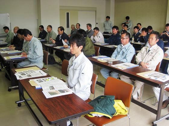 上川総合振興局北部森林室より「近年における間伐材使用の動向」の講義の様子