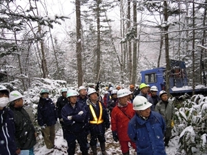 高性能林業機械を見入る参加者