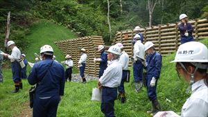 校倉式治山ダムを林道担当者が検討