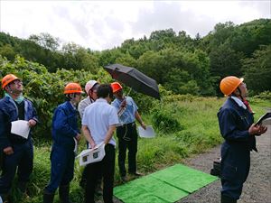 画面を見たり、ドローンを見たり。