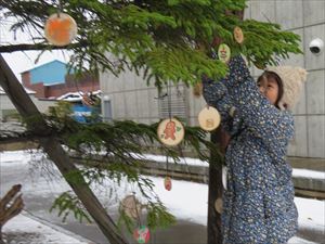 完成した飾りは外の木に飾り付けました。