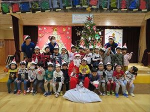 クリスマスツリーと園児