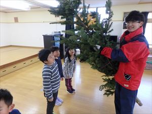 クリスマスツリーを受け取る園児