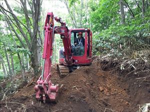 作業道を作設している澤田さん