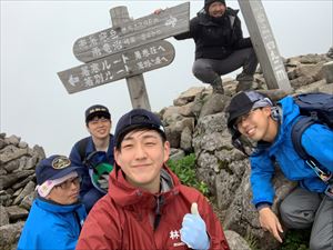 ガスがかかってしまった山頂景色