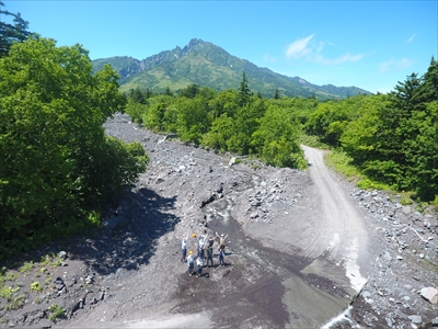 利尻山をバックにドローンで記念撮影