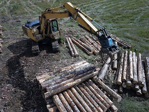 林業機械による椪積み