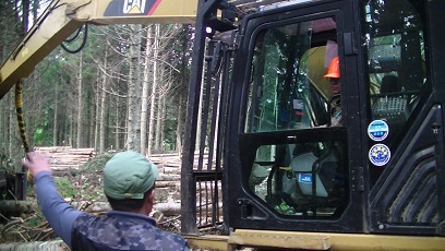 林業機械の操作を指導