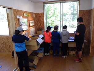 中学年グループ：材料を吟味中