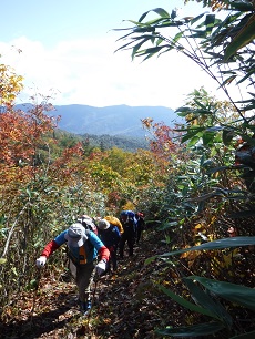 紅葉と幌加内の町をバックに急登