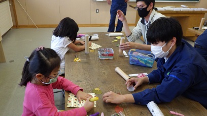 子どもたちと積極的に関わる若手の橋本（翔）、橋本（夏）、多田技官