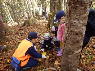 子どもたちと積極的に関わる若手の橋本（翔）、橋本（夏）、多田技官