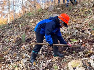 大きな鍬と格闘する参加者