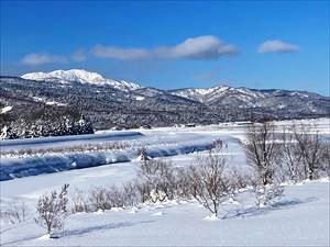 ①	三頭山（左奥）と雪で埋まった 1級河川・雨竜川