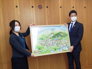 今津旭川市長（右）とイラスト作成担当の平田係長（左）