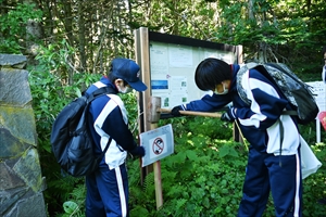 鴛泊旧登山道の入口には、ポイ捨て禁止の看板を設置しました