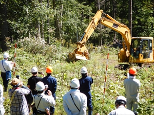 苗木際を刈払う「油圧ショベル用マルチャー」