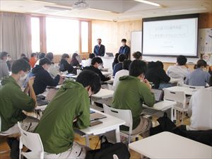 講義を真剣に聞く学生