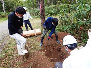 新土台設置のための穴掘り作業中