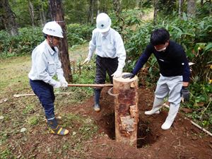 土台の設置作業には古代の道具ガンタを使用。幌加内町の森らしく、ダケカンバの丸太にリニューアルしました。