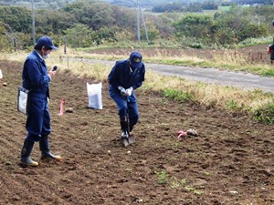 植樹指導する森林官