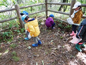 国見山展望台（標高127m）に到着。小さなゴミも見逃さず集めます