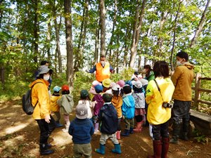 終了時に佐藤署長から清掃活動への協力のお礼と森林を散策することの楽しさについて挨拶がありました