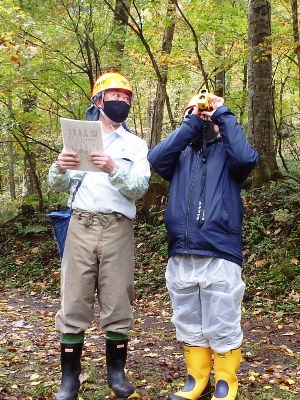 レーザー測距器で木のてっぺんを覗き込みます。 ア～首が痛い。