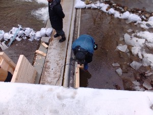 頭首工が立ち上がると魚道に川の水が流れる仕組みです。